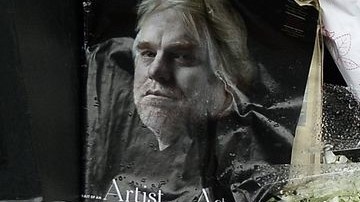 Frente al apartamento en que lo encontraron muerto, fans levantaron un altar en memoria de Philip Seymour Hoffman.