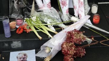 Frente al apartamento en que lo encontraron muerto, fans levantaron un altar en memoria de Philip Seymour Hoffman.