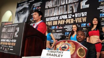 Manny Pacquiao y Timothy Bradley atienden a los reporteros urante el  anunci de  su pelea del 12 de abril.