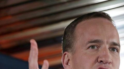 Manning es invitado a 'jugar' golf.