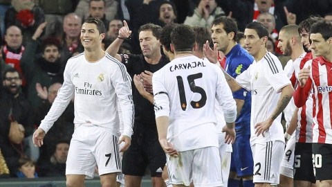 El árbitro Ayza Gámez expulsa a Cristiano Ronaldo.