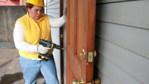 Una trabajadora de la construcción en Morristown, Nueva Jersey. Un reporte calcula que muchas personas optarán por trabajar menos horas para recibir cobertura médica a bajo costo.