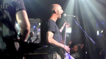 El vocalista y bajista Xavier Páez durante una de sus presentaciones en vivo.