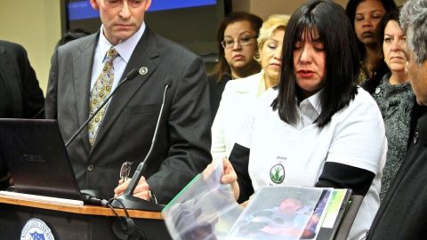 Julie A. Contreras, de la oficina de LULAC en Waukegan, Illinois, muestra unas láminas de los productos y propaganda de Herbalife.