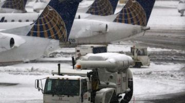 Miles de vuelos han sido cancelados en terminales a lo largo del país, como en el Aeropuerto Internacional Liberty en Newark, Nueva Jersey