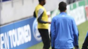 El defensa argentino Nicolás Otamendi (c) practica junto a sus compañeros durante una sesión de entrenamiento en el Estadio Dragao de Oporto (Portugal).