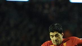 El jugador Luis Suarez (i) del Liverpool disputa el balón con Antolin Alcaraz (d) del Everton, el pasado 28 de enero.