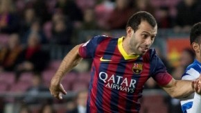 Mascherano (izq.)  no puede frenar a Vela  y terminará por cometerle falta que el juez no sancionó.