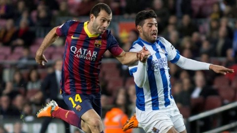 Mascherano (izq.)  no puede frenar a Vela  y terminará por cometerle falta que el juez no sancionó.