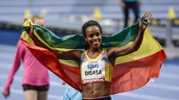 La atleta etiope celebra después de su gran triunfo durante la 40 gala bajo techo de pista y campo en el estadio Stockholm Globe Arena en Estocolmo (Suecia).