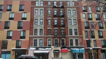 Residentes de un edificio en la Quinta Avenida y la calle 119 se mostraron complacidos con la decisión de reintegrar 28,000 departamentos al sistema de renta estabilizada.