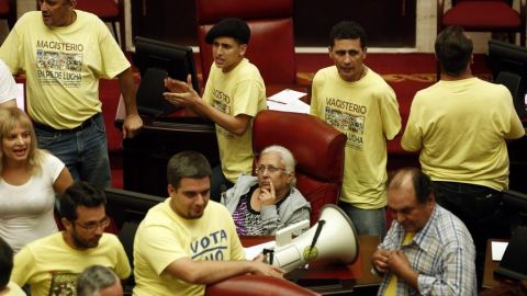 Los maestros y otros funcionarios públicos sufren por los recortes del presupuesto en Puerto Rico.