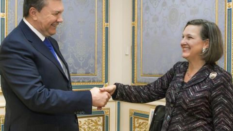 El presidente de Ucrania, Víktor Yanukóvich parece haber perdonado hoy a la mal hablada Victoria Nuland.