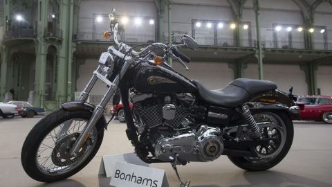 La Harley Davidson, Dyna Super Glide 2013, fue un regalo de la marca de motos al máximo jerarca católico para celebrar el 110º aniversario de la firma.