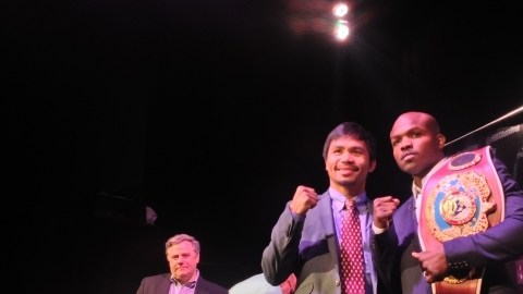 El filipino Manny Pacquiao (izquierda) espera destronar al campeón mundial e  invicto Timothy Bradley.