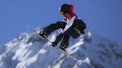 El británico Jamie Nicholls intentando pasar la fase clasificatoria de la disciplina Slopestyle.