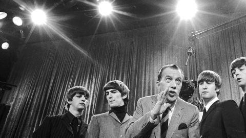Ed Sullivan (c) con The Beatles, (de izq a der), Ringo Starr, George Harrison, John Lennon, y Paul McCartney, durante un ensayo del grupo británico para su primera participación en un programa estadounidense el 9 de febrero de 1964 en Nueva York.  (Foto )
