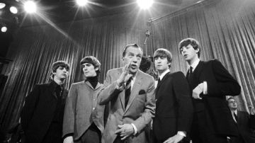 Ed Sullivan (c) con The Beatles, (de izq a der), Ringo Starr, George Harrison, John Lennon, y Paul McCartney, durante un ensayo del grupo británico para su primera participación en un programa estadounidense el 9 de febrero de 1964 en Nueva York.  (Foto )