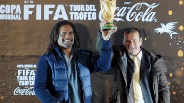 Christian Kerembeu y Dunga  arribaron con el trofeo de la FIFA a la ciudad de   Monterrey.