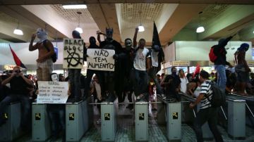 Manifestantes  protestan en  la Estación Central de Río de Janeiro por  el alza a las tarifas de  transporte.