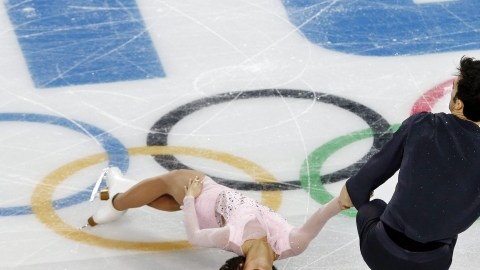 Los canadienses Meagan Duhamel y Eric Radford ejecutan su ejercicio del programa corto de la competición de patinaje artístico por parejas.
