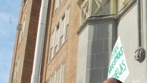 Decenas de padres de familias se unieron a líderes comunitarios y funcionarios electos para oponerse al posible cierre de las escuelas charter.