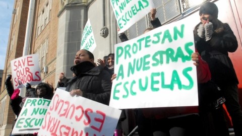 Decenas de padres de familias se unieron a líderes comunitarios y funcionarios electos para oponerse al posible cierre de las escuelas charter.