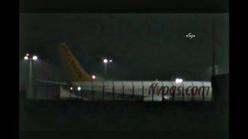 Imagen tomada de video y que muestra el momento en que el avion tocó tierra firme.