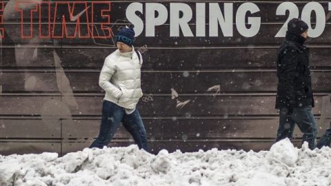 Un hombre camina junto a un mural en la calle Newbury en Boston, Massachusetts, donde la nevada cubrió la ciudad.