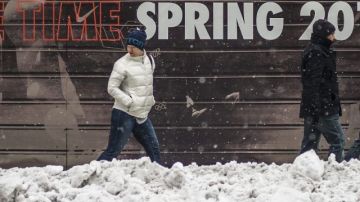 Un hombre camina junto a un mural en la calle Newbury en Boston, Massachusetts, donde la nevada cubrió la ciudad.