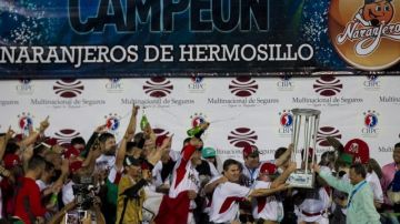 Los Naranjeros de Hermosillo de México celebran su victoria ante los Indios de Mayagüez de Puerto Rico en  la final de la Serie del Caribe 2014.