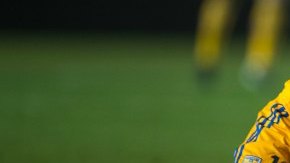 Lucas Lobos se cae tras recibir una falta