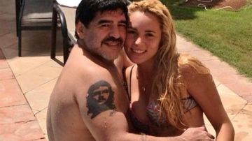 Maradona tiene que presentarse ante la justicia italiana y aprovechará su viaje para comprometerse con su novia.