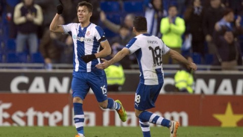 Héctor Moreno (izq.) celebra su gol, único del partido, junto a su compañero Juan Fuentes.