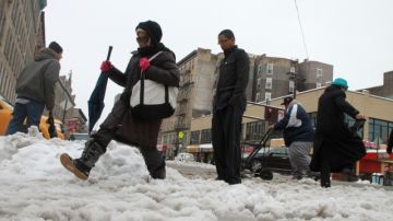 Los neoyorquinos sufrieron para trasladarse por las calles durante las recientes tormentas de nieve registradas.