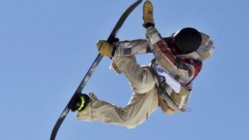 Sage Kotsenburg ejecuta una acrobacia en la final de 'slopestyle' de snowboard en el Parque Rosa Khutor Extreme.