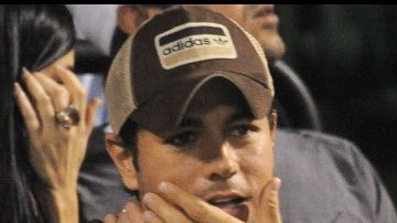 Iglesias se encontraba en su casa junto a su novia  la ex tenista,  Anna Kournikova,  cuando vio a la mujer deambulando por su mansión en Miami, Florida, en ropa interior.