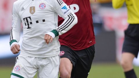 Thiago Alcántara, del Bayern Munich (izq.), pelea el balón con Mike Frantz.