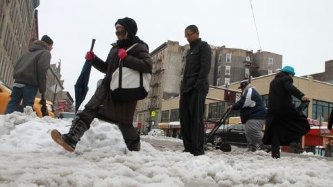 El hielo que se formó en las aceras tras la nevada de la semana pasada sigue representando un gran peligro para los transeúntes.