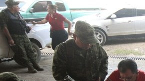 Autodefensas de la población de Tepalcatepec, en el estado mexicano de Michoacán, realizan trámites para su regularización ante militares de ese estado.