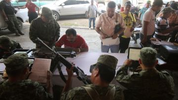Autodefensas de la población de Tepalcatepec, en el estado mexicano de Michoacán, realizan trámites para su regularización ante militares de ese estado.