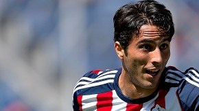 Aldo De Nigris inicia el festejo del único tanto anotado por el Rebaño en el Estadio Cuauhtémoc.