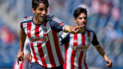Aldo De Nigris inicia el festejo del único tanto anotado por el Rebaño en el Estadio Cuauhtémoc.