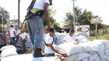 Uno de los grupos de autodefensa que operan en la llamada región de Tierra Caliente de Michoacán colocan barricadas, durante su ingreso de forma pacífica  en el municipio de Apatzingán, el principal bastión de la banda del narcotráfico.