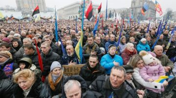 Ucranianos asisten a una manifestación  en la Plaza de la Independencia  en Kiev.