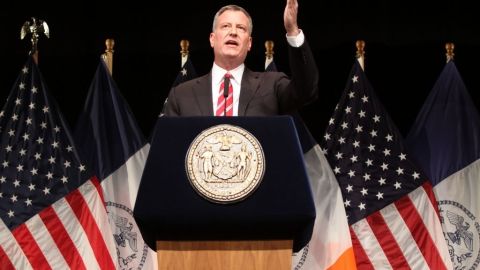 Bill de Blasio presentó su plan a los residentes de la Ciudad de Nueva York, que ahora velarán por el cumplimiento.