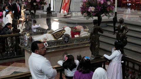 La reliquia se encuentra en una caja de cristal que almacena también un busto de cera y un crucifijo.