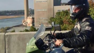 Harry Devert viajaba en una motocicleta Kawasaki de color verde.