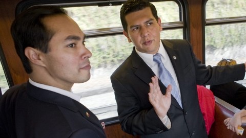 El candidato  a alcalde David Álvarez (centro) habla con el alcalde de San Antonio, Julián Castro, el martes en San Diego.