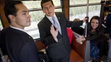 El candidato  a alcalde David Álvarez (centro) habla con el alcalde de San Antonio, Julián Castro, el martes en San Diego.
